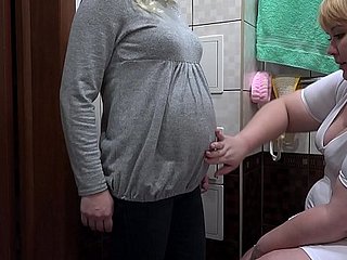 Pielęgniarka sprawia, że ​​jest w ciąży mamuśki mlecznym lewatywy w owłosione cipki i masaży pochwy. Procedury niespodziewanie kończy się orgazmem. Fetysz lesbijki.