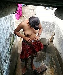 duşta Hint kadın