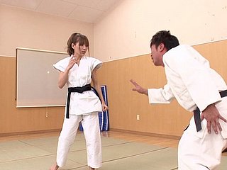 Splendida ragazza karate giapponese contrive di slim un po 'di equitazione cazzo
