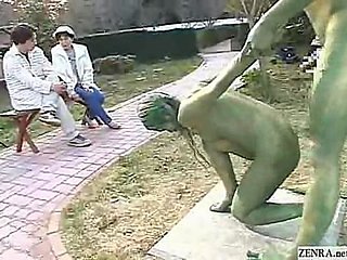 Groene Japanse tuin standbeelden neuken hither het openbaar