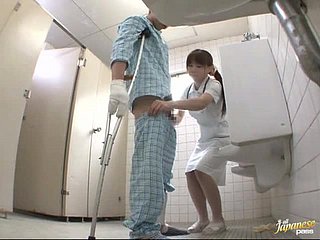 Simmering infirmière japonaise donne une branlette au patient