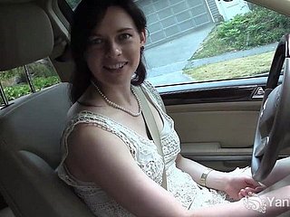 masturba morena en el coche durante unfriendliness conducción