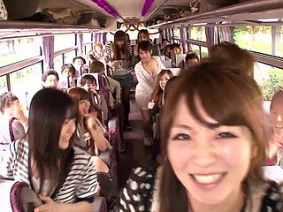 Orgía loca en un autobús en movimiento nail-brush polla chupando y montando putas japonesas