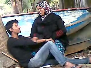 Bangladeshi Tantchen mit jungen Liebhaber