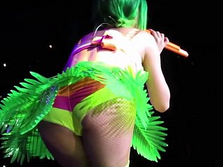 Katy Perry Seducting & Throw a monkey wrench into the machinery en el escenario