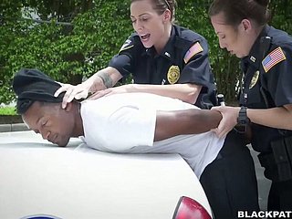 दो गंदा पुलिस महिलाएं सड़क पर एक गिरफ्तार बीबीसी को बकवास करती हैं