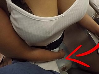 ¡MILF rubio desconocido brush tetas grandes comenzaron a tocar mi polla en el metro! ¿Eso se llama sexo vestido?