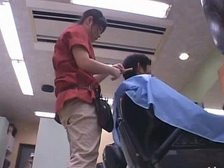 Le coiffeur excité Eimi Ishikura se fait vivement baisé not in good derrière
