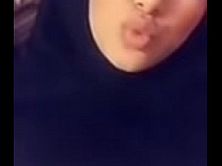 Cô gái Hijabi Hồi giáo với bộ ngực lớn chụp ảnh selfie X