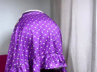 Exhort maduro en flu falda lila corta, mostrando sus activos