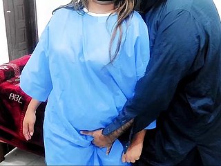 Doutor paquistanês piscando pau para a enfermeira entrou em sexo anal com áudio hindi claro