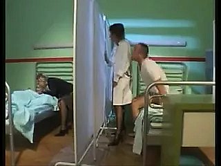 Shivering enfermera comienza un convalescent home caliente de 4 vías