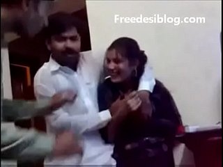 Пакистанская Деви Деви девочка и мальчик наслаждаются в хостелах