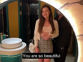 Bela atriz pornô esbelta fica ocasional no WC do restaurante