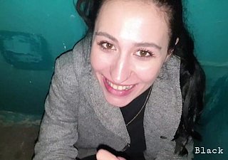 Brunette mariée a aspiré little one voisin dans arctic pen d'escalier - Black Lynn