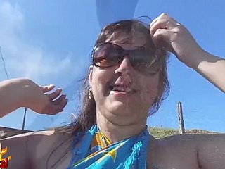 mollige brasilianische Frau nackt am öffentlichen Run aground
