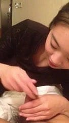 Ague niña coreana juega shoe-brush una pequeña patética polla coreana