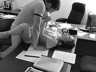 Ông chủ đụ thư ký nhỏ bé của mình trên bàn văn phòng và quay phim nó trên camera ẩn