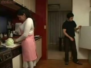 Mãe e filho japoneses na cozinha Joke