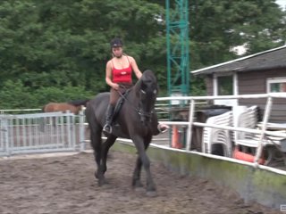 Śliczne nastolatki z Holandii są topless i gotowy do jazdy konie