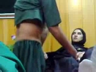 Jonge Pakistaanse Meisje bevrucht way in An Perversion Doctor