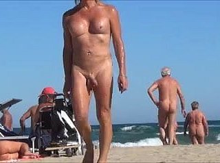 transsexuelle à frosty plage nue avec Rosebud bijou anal