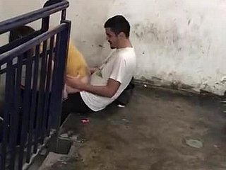 putain israelien dans arctic groundwork d'escaliers.