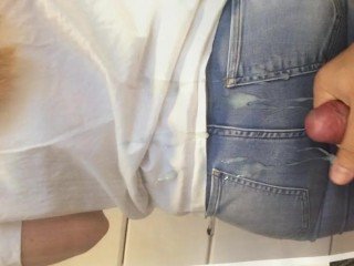 Cumshot pada keldai nice dalam seluar jeans Cum Compel