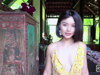 Asian Girl gra na fortepianie, pokazuje poza jej prywatnych części i pees (Kylie_NG)