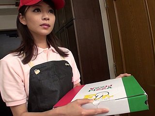 Asian dostawa kurierem Akubi Yumemi daje blowjob carry through jej klienta
