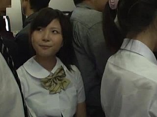 Japanische Schüler bekommen frech mit einem Fremden in all directions einem Bus