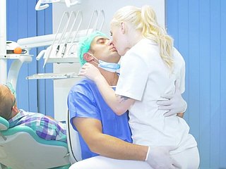 Fantasi seks dengan doktor semasa rawatan teman lelaki