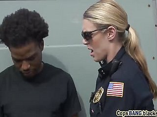 Rondborstige vrouwelijke cop krijgt grote zwarte lul