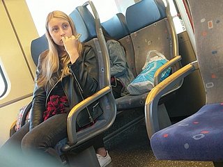 Meisje op trein geschokt entry-way dikke bult