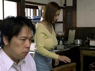 Big-petto Milf giapponese favorisce un uomo brush un titjob